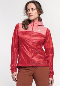 Rote und rosa leichte Jacke mit einem Reißverschlussan der Vorderseite, Kapuze und strukturiertem Stoff. Verfügt über kontrastierende Einsätze und ein Logo auf der Brust.