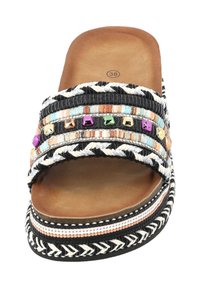 Sandalo scivolato intrecciato in bianco e nero con decorazioni multicolori in perline e borchie sulla tracolla, dotato di una suola piatta e testurizzata. Taglia 38.