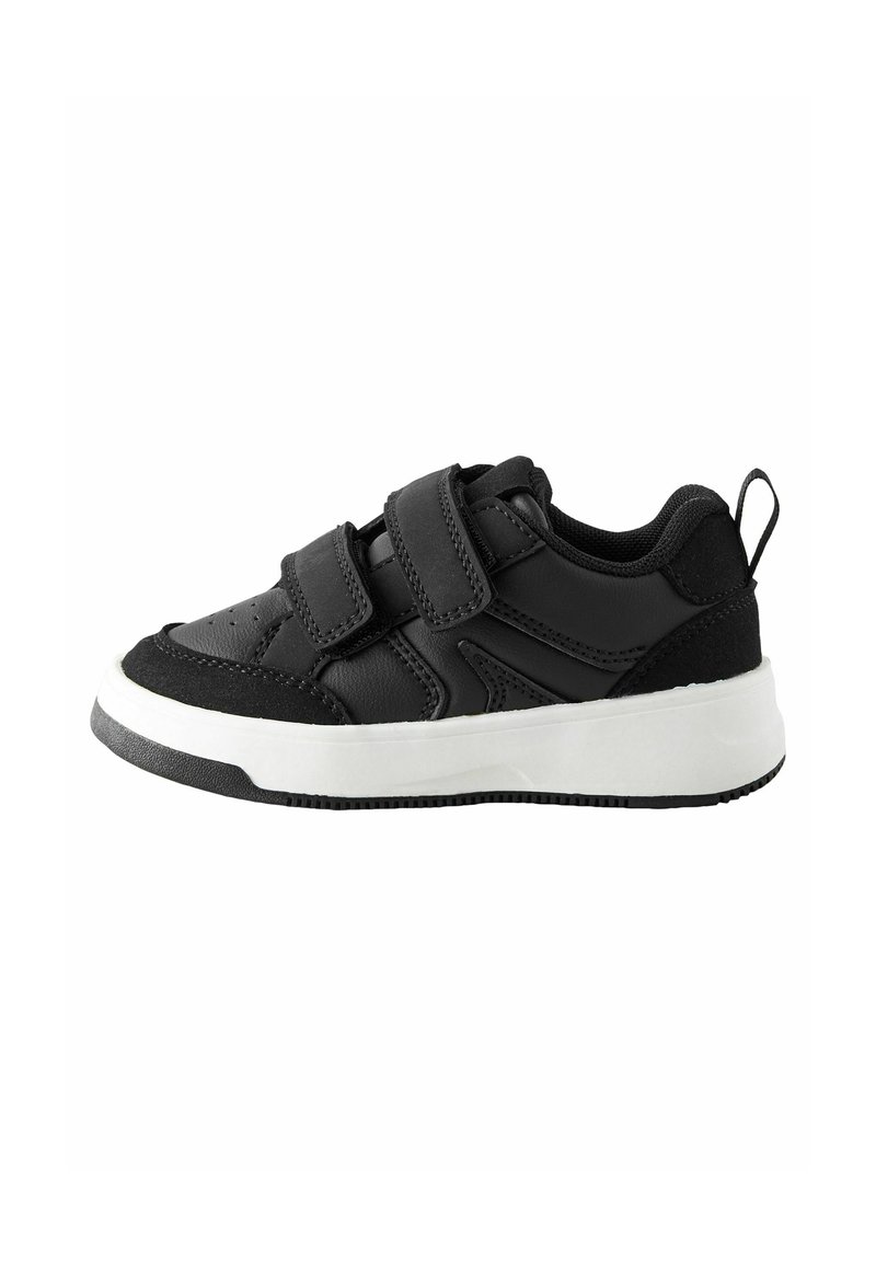 Černé sneaker boty s dvěma suchými zipy, vyrobené z kůže a semiše, s bílou mezistélkou, gumovou podrážkou, zaoblenou špičkou a poutkem na patě.