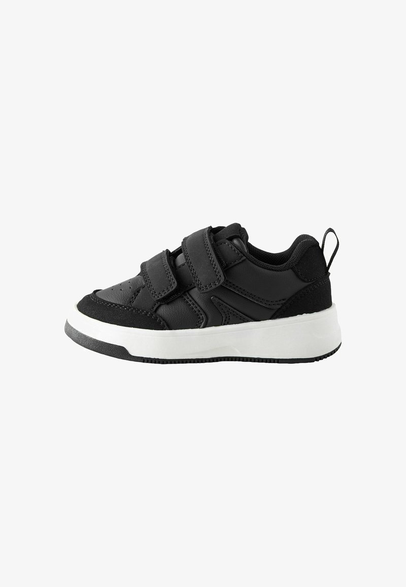Baskets noires pour enfants avec deux sangles velcro et semelle blanche épaisse, vues de côté gauche sur fond blanc.