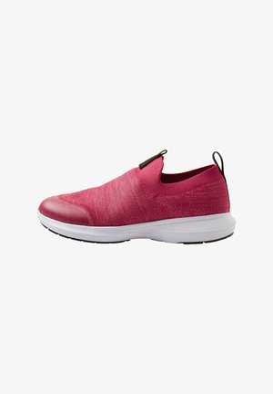 Scarpa sportiva slip-on in materiale a maglia gradiente rosa, con una punta testurizzata e un tab sulla parte posteriore nera, dotata di una suola in gomma bianca.