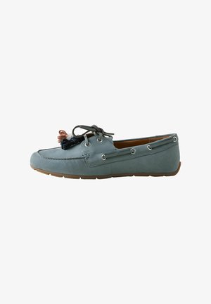 Lichtblauwe suède herenslipper met navy, zwarte en roze kwastjes, kantdetails en bruine rubberen zool.