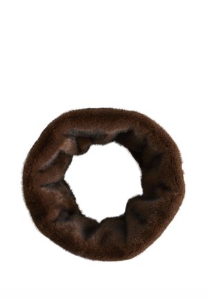 Blød, mørkebrunt pelskålevarmer eller krave formet som en cirkulær ring på en hvid baggrund.