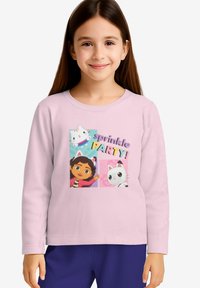 Maglietta a maniche lunghe rosa chiaro con una grafica colorata di una ragazza, personaggi di gatti e il testo "sprinkle PARTY!" sulla parte frontale.