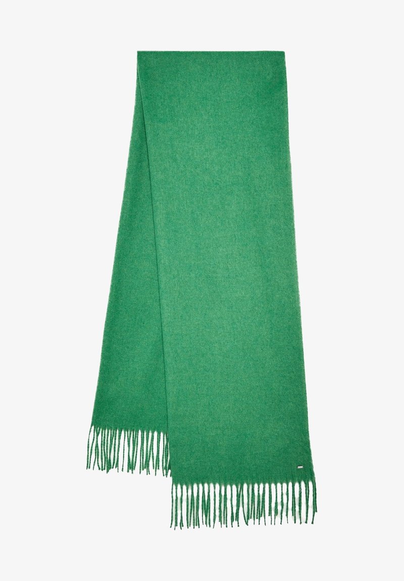 Écharpe en laine verte douce pliée dans le sens de la longueur avec des extrémités à franges et une petite étiquette métallique rectangulaire près du bord inférieur.