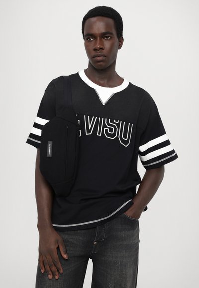 Evisu FRONT AND BACK PANELING AND CONTRAST STITCH - Triko s potiskem - black