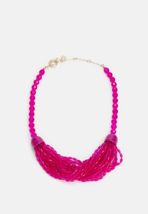 Collier avec plusieurs rangs de petites perles roses torsadées ensemble et de plus grosses perles roses facettées avec un fermoir doré.