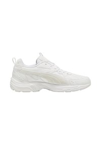Scarpe sportive bianche realizzate in materiale sintetico, con una tomaia testurizzata, collare imbottito e linguetta, decorate con sottili accenti di branding.