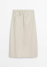 Jupe beige longueur genou avec une ceinture élastique et deux poches arrière, présentée sur un fond blanc uni.