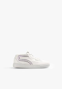Sneaker alte in pelle bianca con accenti viola e neri. Presentano un design strutturato, punta rotonda e chiusura con lacci.