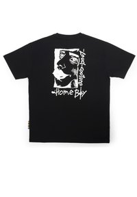 Svart bomulls T-skjorte med en hvit grafisk illustrasjon av et ansikt på baksiden, med store øyne og tekst: "Loud Couture" og "Home Boy."