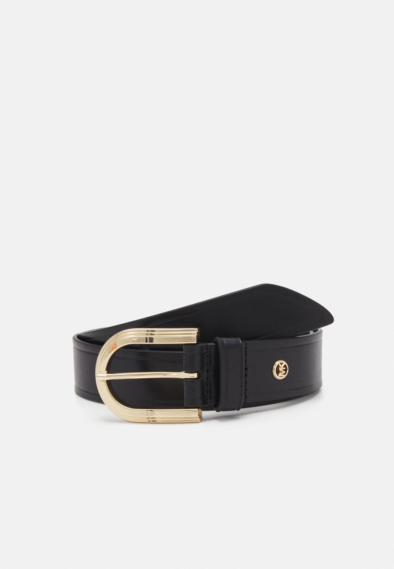 Ceinture en cuir noir avec boucle rectangulaire arrondie dorée et petit emblème doré du logo près de l'extrémité de la boucle, posée à plat sur fond blanc.