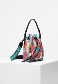 Borsa a secchiello colorata con coulisse, manici neri, tasca frontale con zip e tracolla staccabile color turchese con la scritta "Essere presenti".