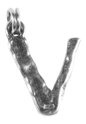 Sølvvedhæng i form af bogstavet "V," med en strukturgrynet overflade og en blank finish. Markeringer inkluderer "925" for sterlingsølv.