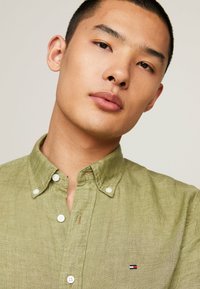 Tommy Hilfiger SHORT SLEEVE REGULAR FIT - Camicia - faded olive