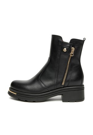 Stivale alla caviglia in pelle nera con tacco basso e quadrato, zip laterale e dettagli in hardware dorato. Tessuto liscio e design elegante con cuciture prominenti.