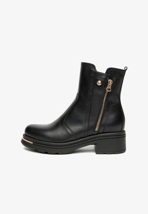 Stivale alla caviglia in pelle nera con tacco basso e quadrato, zip laterale e dettagli in hardware dorato. Tessuto liscio e design elegante con cuciture prominenti.