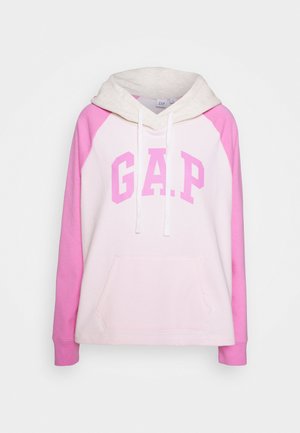 Sudadera con capucha en rosa y blanco roto, con un bolsillo frontal, cordones blancos y letras grandes en rosa "G.A.P." en el pecho.