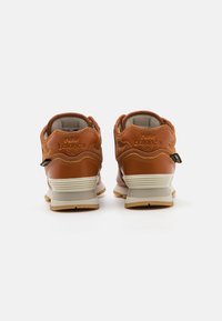New Balance Vysoké tenisky - brown