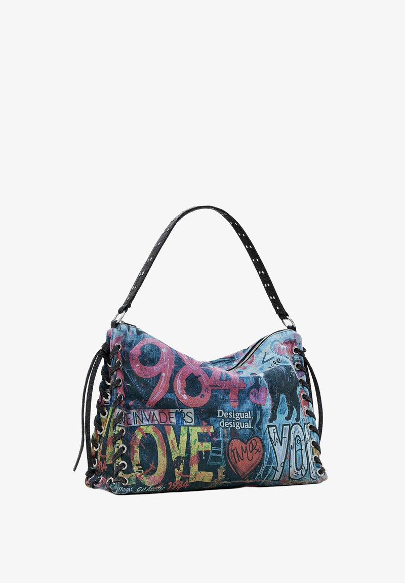 Bolso de lona con estampados gráficos coloridos, que incluye el texto "AMOR" y "TÚ", correa negra y encintado decorativo en los lados.