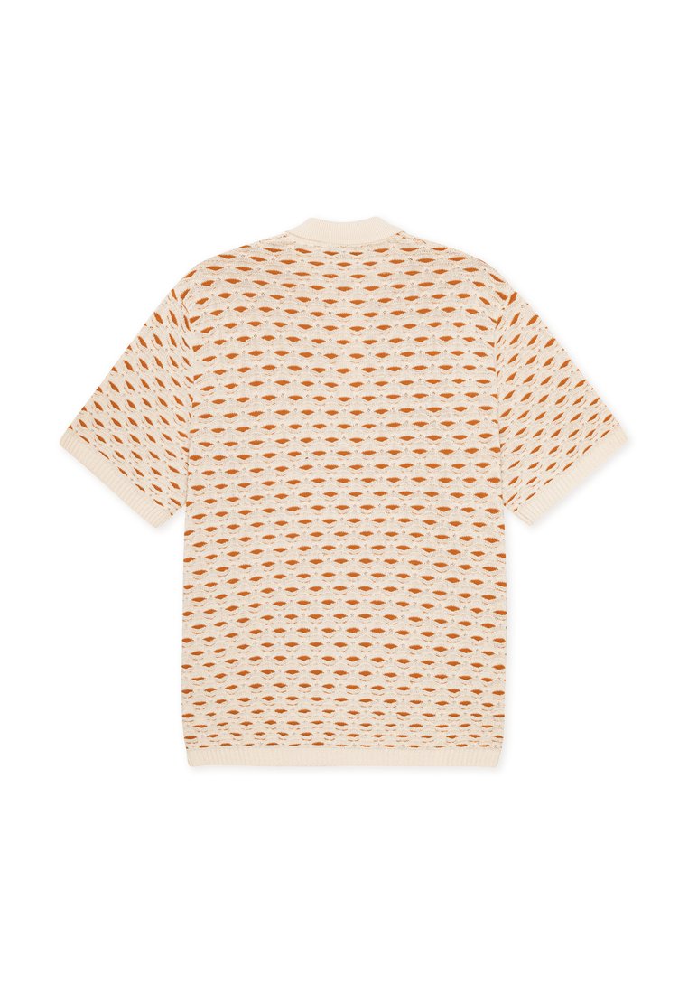 Kurzärmeliger Strickpullover mit crèmefarbenem Grund und wiederholtem Muster aus orangebraunen Rauten, Rundhalsausschnitt und geripptem Saum.