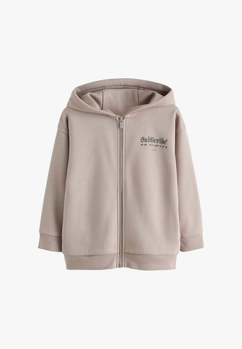 Sweat à capuche beige avec fermeture éclair, poches avant, poignets et ourlet côtelés, capuche, et texte "Subscribe" imprimé sur le côté gauche de la poitrine.