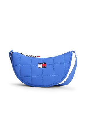 Bolso bandolera azul acolchado en forma de media luna con correa ajustable y parche con el logo de Tommy Hilfiger en el frente, cierre superior con cremallera.