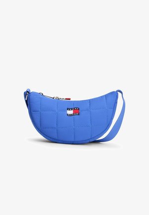 Bolso bandolera azul acolchado en forma de media luna con correa ajustable y parche con el logo de Tommy Hilfiger en el frente, cierre superior con cremallera.