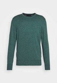 Maglione a maniche lunghe di colore verde scuro, con scollatura a girocollo e piccolo logo sul lato sinistro del petto, esposto su uno sfondo bianco.