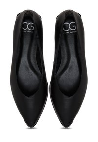 Ballerines en cuir noir avec un bout pointu, présentant un design à découpe basse et une texture lisse. À l'intérieur, une étiquette indique "CG Cesare Gaspari."