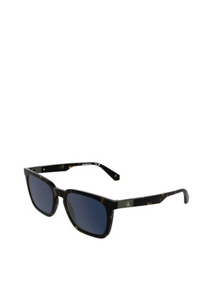 Rechteckige Schildpatt-Sonnenbrille mit dunklen Gläsern und schlanken Bügeln, mit einem kleinen metallischen Logo an den Schläfen.