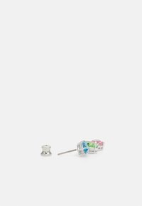 Orecchino a perno in argento con tre gemme rettangolari multicolore (blu, verde, rosa), con retro testurizzato e un perno dritto.