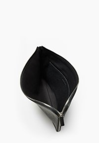 Schwarze Leder-Clutch mit strukturiertem Außenmaterial und glatt gefüttertem Innenraum. Verfügt über einen Reißverschluss und ein internes Einschubfach.