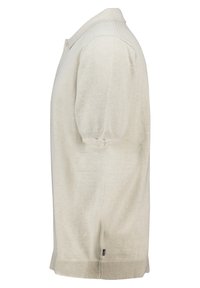 Polo shirt corto color beige chiaro in un tessuto a maglia morbido. Presenta un colletto classico, polsini a coste e spacco laterale per facilitare i movimenti.