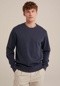 Mörk marinblå sweatshirt i ett mjukt, strukturerat tyg. Rund halsringning, lång ärm och ribbad mudd och nederkant. Avslappnad passform.