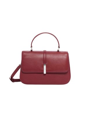 Taschen aus tiefrotem Leder mit strukturiertem Design, einem oberen Griff und einem abnehmbaren Schultergurt. Hat einen silbernen Metallverschluss auf der Vorderseite.