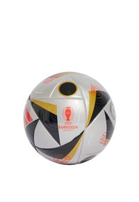 Srebrna nogometna lopta s crnim i zlatnim geometrijskim uzorcima, s crnim akcentima i crvenom grafikom UEFA EURO 2024. Hrapava površina.