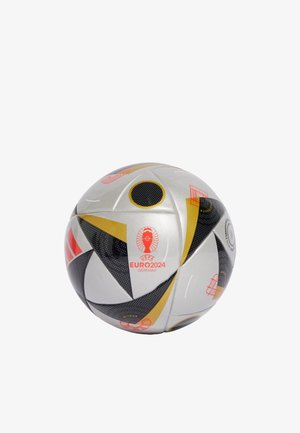 Srebrna nogometna lopta s crnim i zlatnim geometrijskim uzorcima, s crnim akcentima i crvenom grafikom UEFA EURO 2024. Hrapava površina.