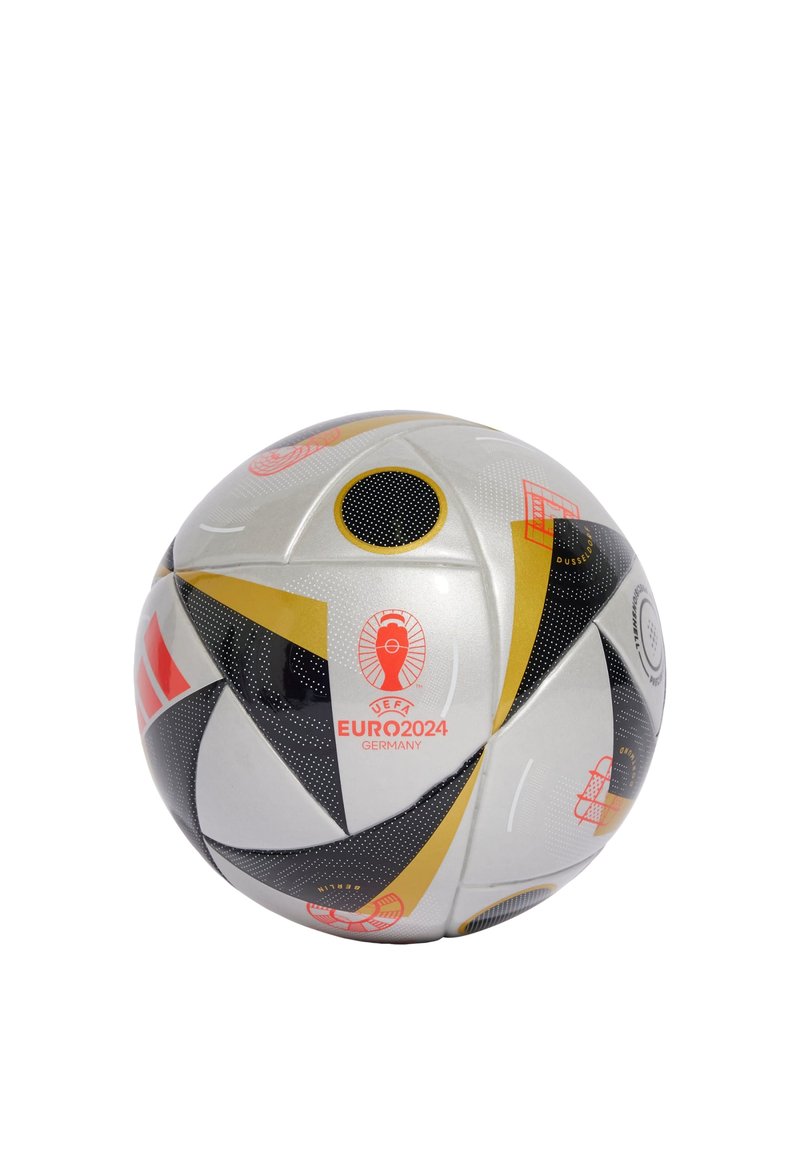 Srebrna nogometna lopta s crnim i zlatnim geometrijskim uzorcima, s crnim akcentima i crvenom grafikom UEFA EURO 2024. Hrapava površina.