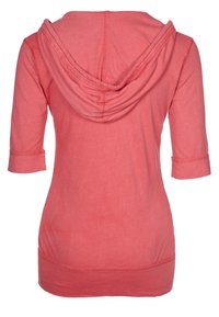 Korallrosa hoodie med mjuk textur, trekvartslånga ärmar och en dragsko i huvan; har ribbade detaljer längs ärmsluten och nederkanten.