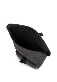 Σκούρο γκρι τσάντα tote κατασκευασμένη από λείο υλικό, με φερμουάρ στην κορυφή, εσωτερική θήκη και εξωτερική θήκη με φερμουάρ.