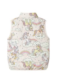 Ärmeløs polstret vest med pastelfarvede enhjørninge-, sky- og regnbuemønstre på en lyserød baggrund.