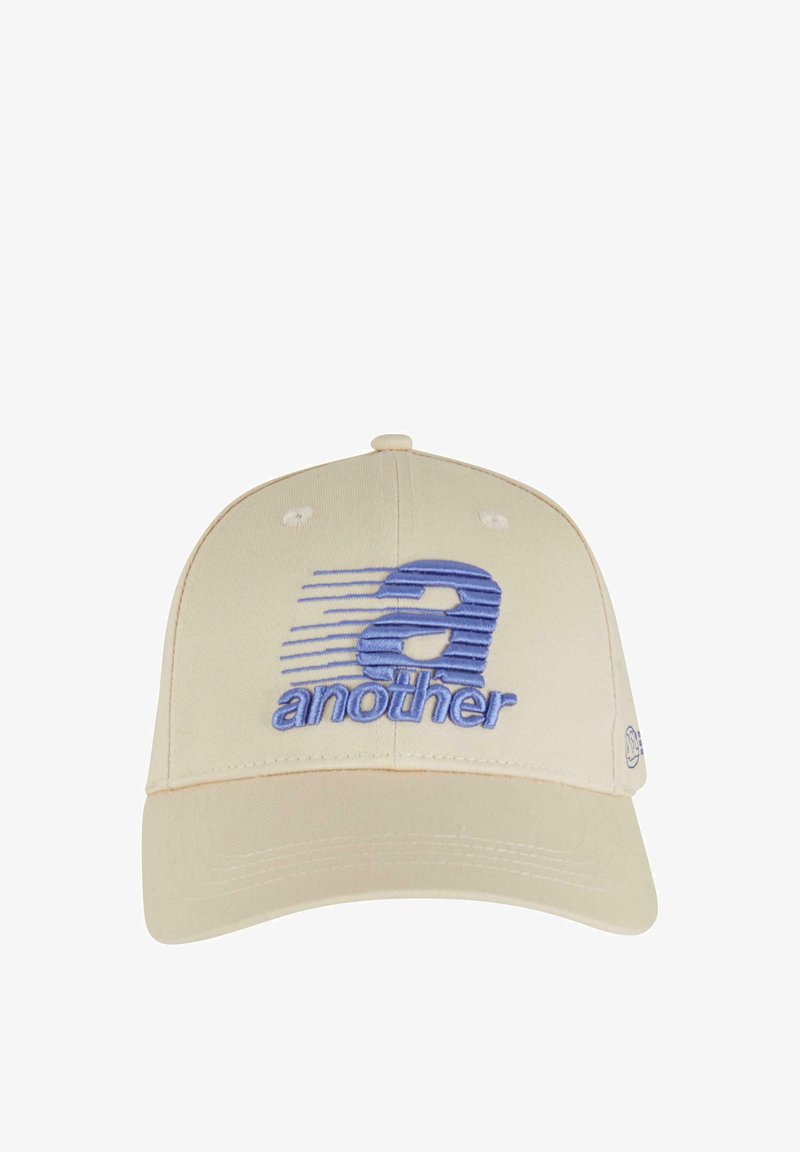 Beige színű baseball sapka ívelt karimával, kék hímzett mintával, amelyen az "a" és "another" betűk stílusos betűtípussal szerepelnek.