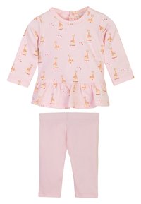 Completo rosa a due pezzi composto da una maglietta a maniche lunghe con orlo arricciato e stampe di giraffe, abbinato a leggings rosa coordinati.
