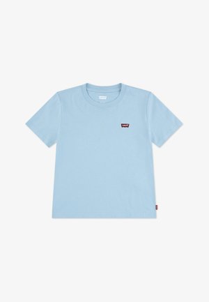 Camiseta de algodón azul claro con cuello redondo, mangas cortas y un pequeño parche con el logo marrón de Levi's en el pecho. Textura suave y diseño sencillo.