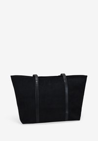 Bolso tote de ante negro con dos asas de cuero negro, forma rectangular grande, superficie texturada y diseño minimalista.