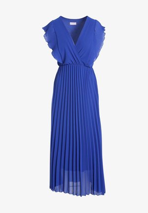 Niebieska plisowana sukienka z dekoltem w kształcie litery V, falbaniastymi krótkimi rękawami i dopasowanym talią. Materiał jest gładki, o zwiewnej, lekkiej teksturze.