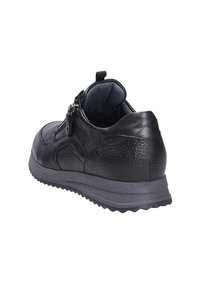 Scarpa in pelle nera con finitura texture, cerniera posteriore e colletto imbottito. Presenta una suola in gomma robusta con battistrada visibile per migliorare la presa.