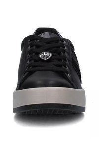 Sneaker nera con design lacci, tomaia testurizzata, grande accentuazione di strass sulla linguetta e suola bianca spessa con battistrada nero.