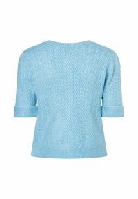Lichtblauwe gebreide trui, korte mouwen met opgerolde manchetten, voorzien van een visgraatpatroon en een ribbelzoom. Zachte textuur.